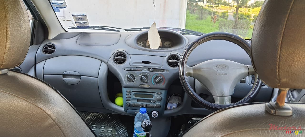 2001' Toyota Vitz photo #1
