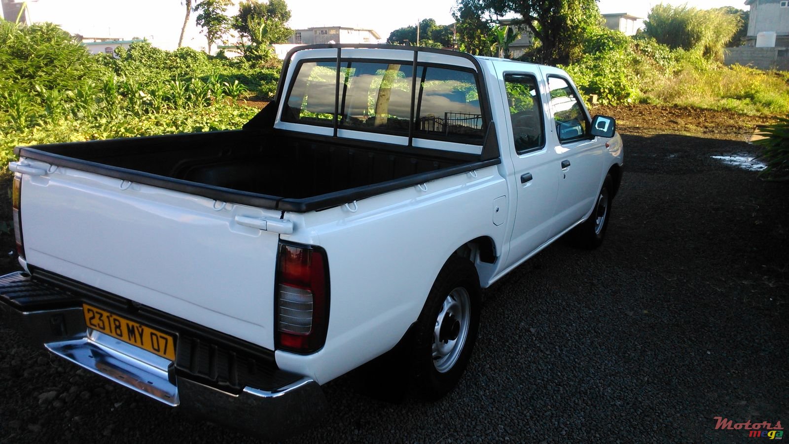 2007' Nissan Navara 2x4 Japan photo #2