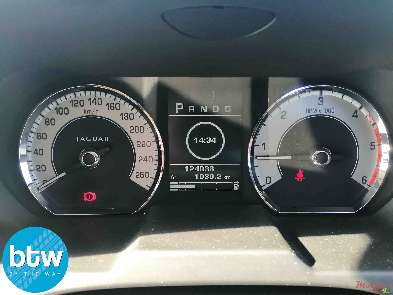 2010' Jaguar XF S V6 photo #7