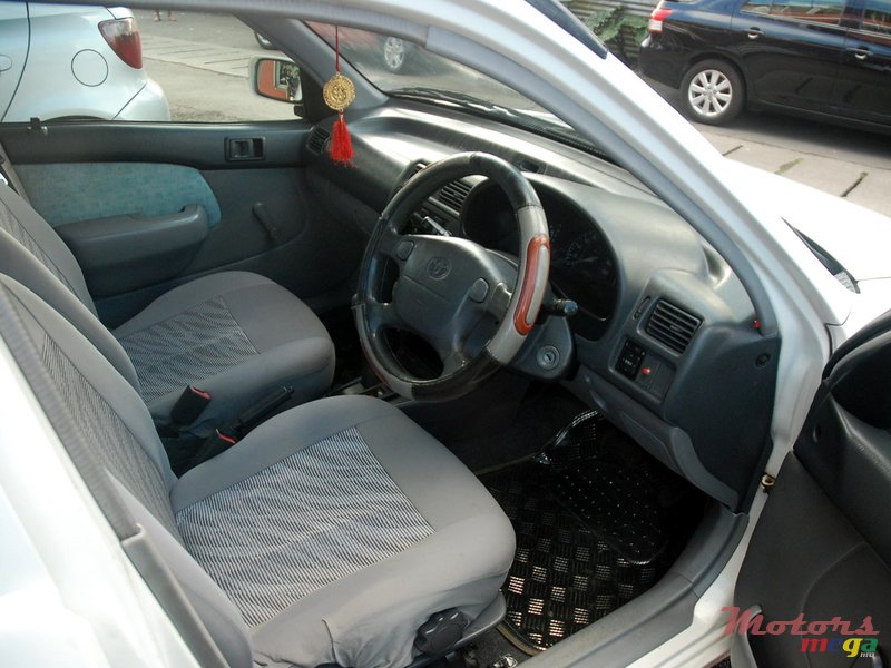 1998' Toyota Starlet photo #3