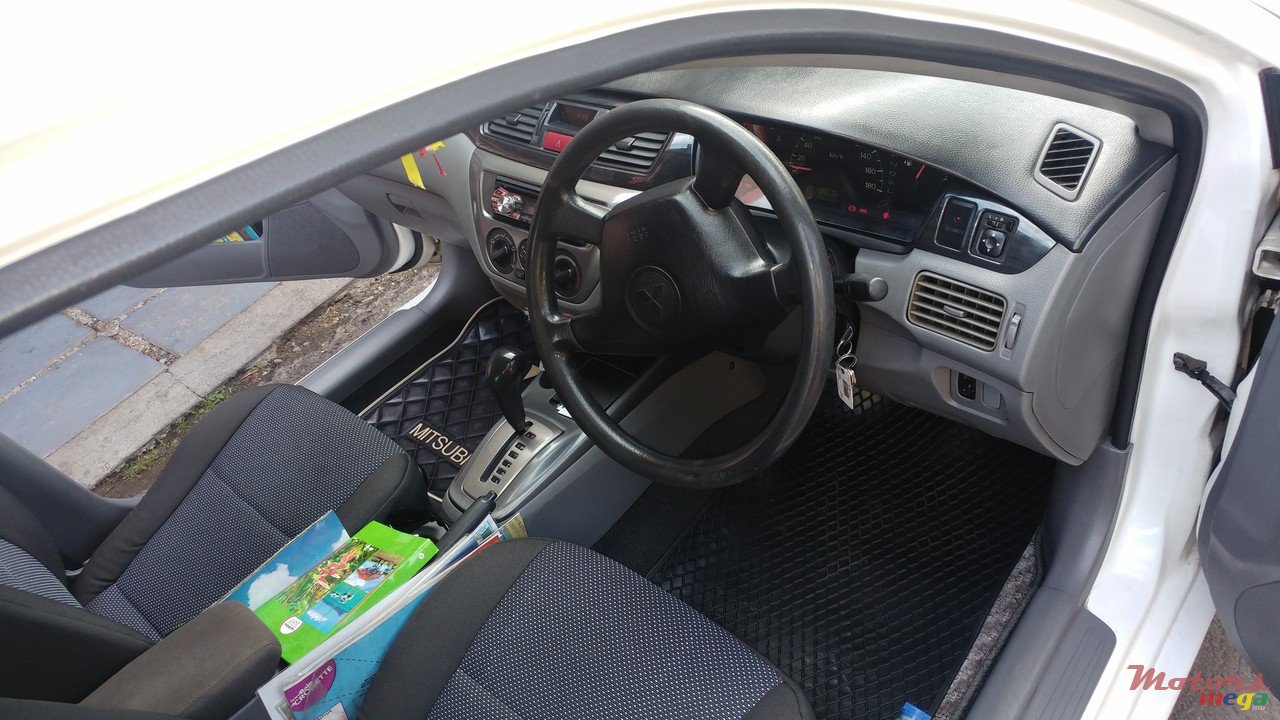 2006' Mitsubishi Lancer photo #3