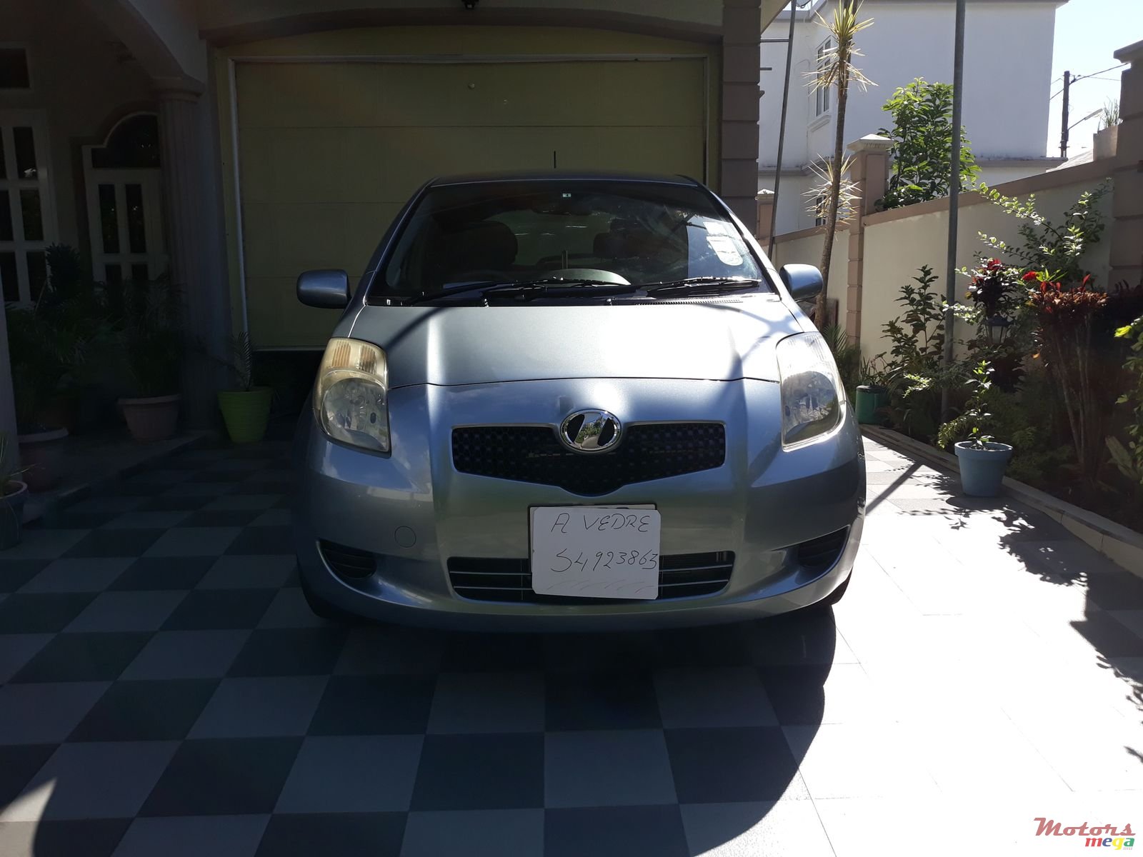 2006' Toyota Vitz photo #1