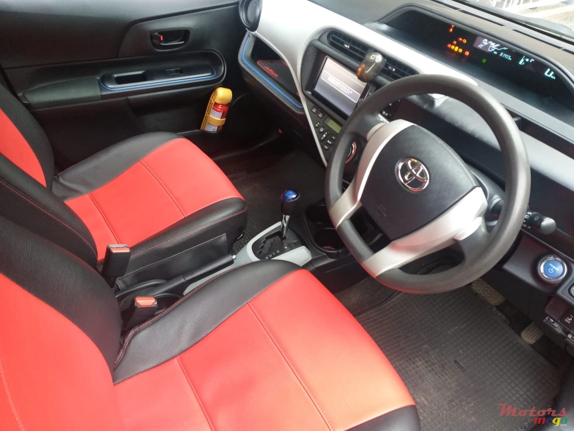 2014' Toyota Aqua Hybrid photo #7