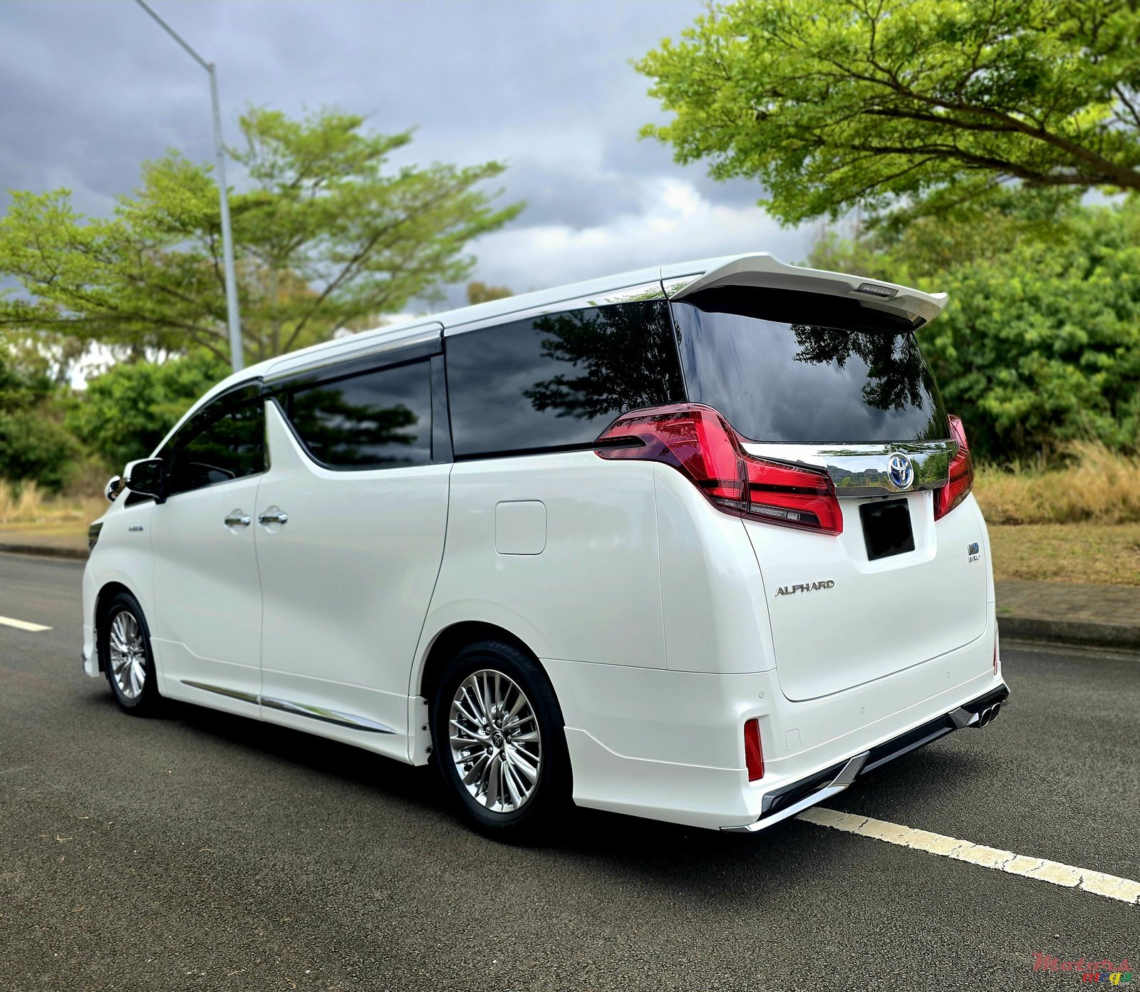 2021' Toyota Alphard photo #3