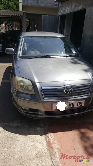 2005' Toyota Avensis photo #1