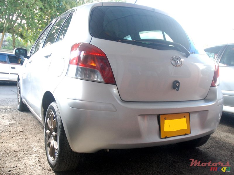 2009' Toyota Vitz photo #2