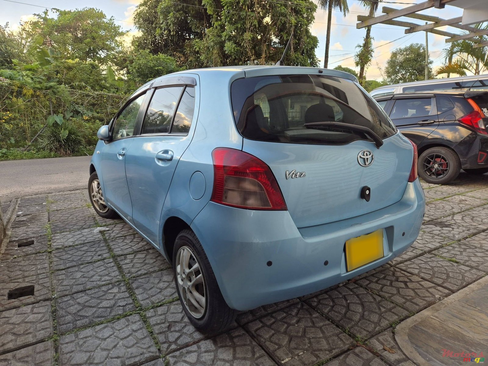 2007' Toyota Vitz photo #2