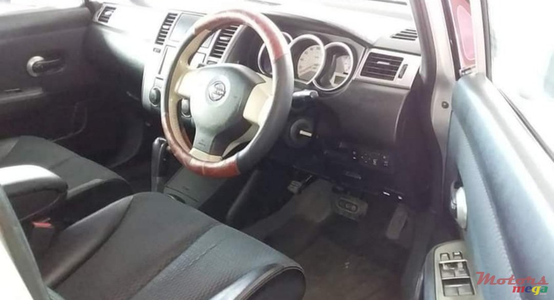 2011' Nissan Tiida photo #5