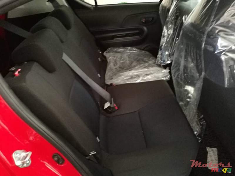 2015' Toyota Prius c Aqua photo #6