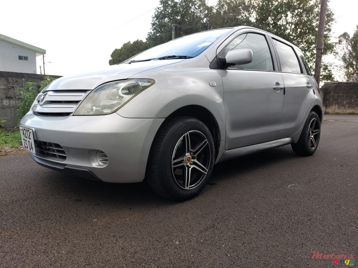 2004' Toyota IST automatic photo #1