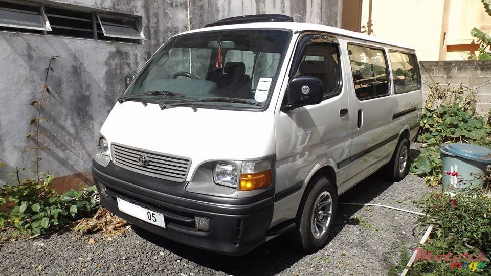 2005' Toyota HiAce photo #2