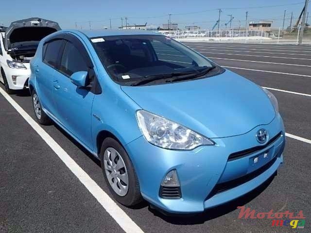 2013' Toyota Prius photo #3