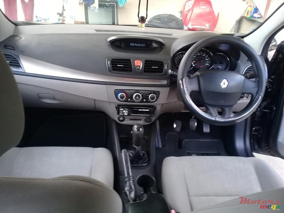 2011' Renault Fluence photo #5
