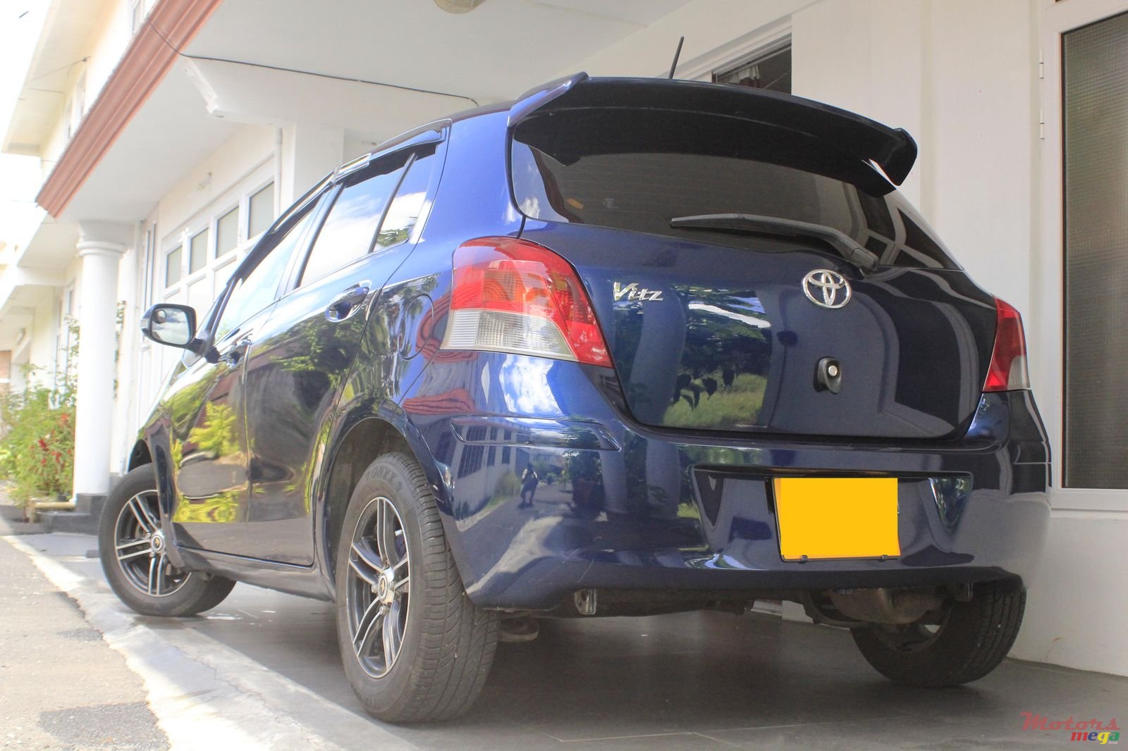 2009' Toyota Vitz photo #2