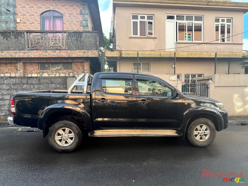 2013' Toyota Hilux photo #2