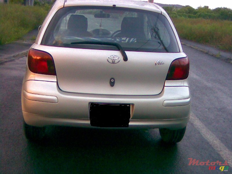 2002' Toyota Vitz photo #1