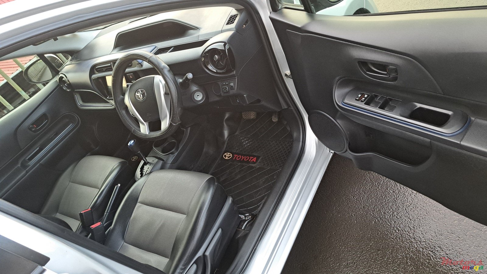 2015' Toyota Aqua photo #2