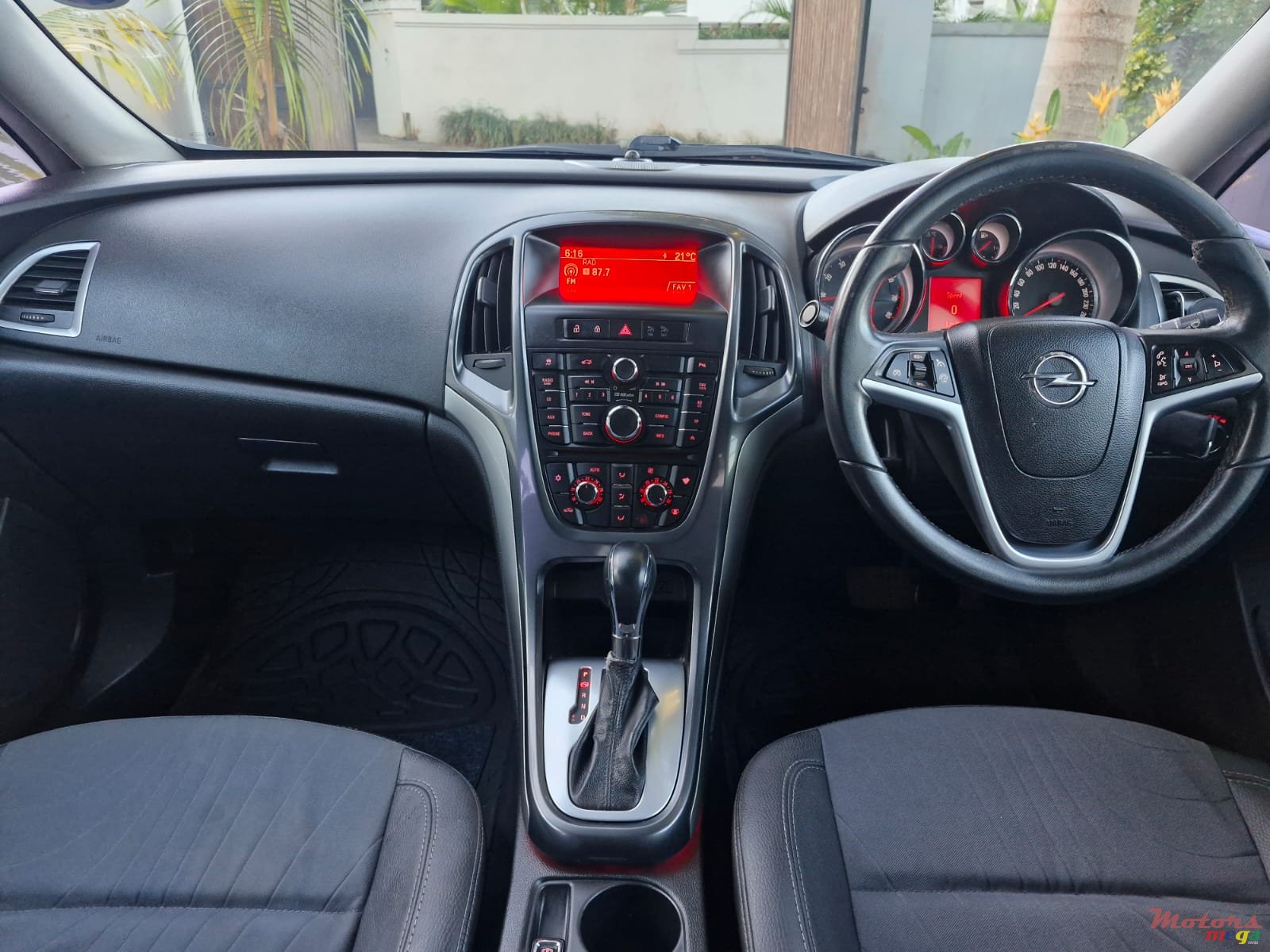 2014' Opel Astra photo #4