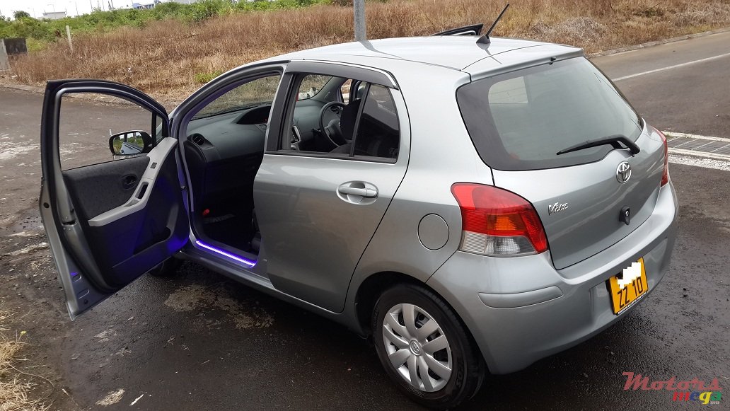 2010' Toyota Vitz photo #3
