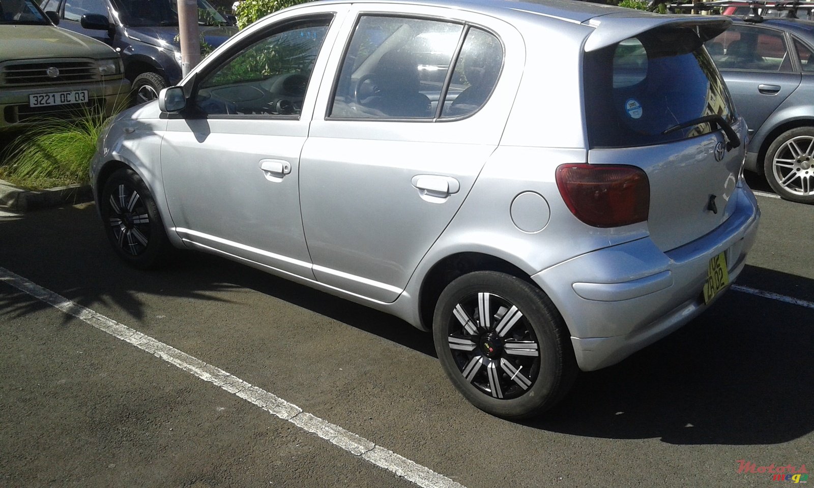 2002' Toyota Vitz photo #1