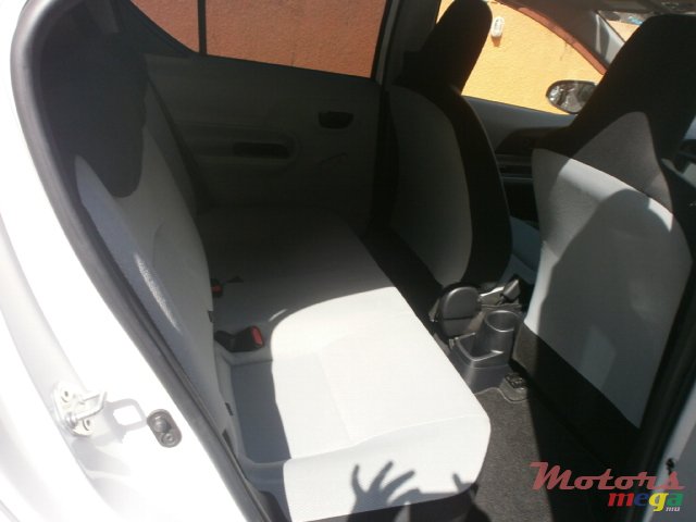 2013' Toyota Prius aqua photo #6