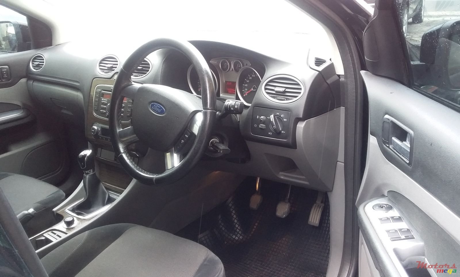 2010' Ford Focus photo #3