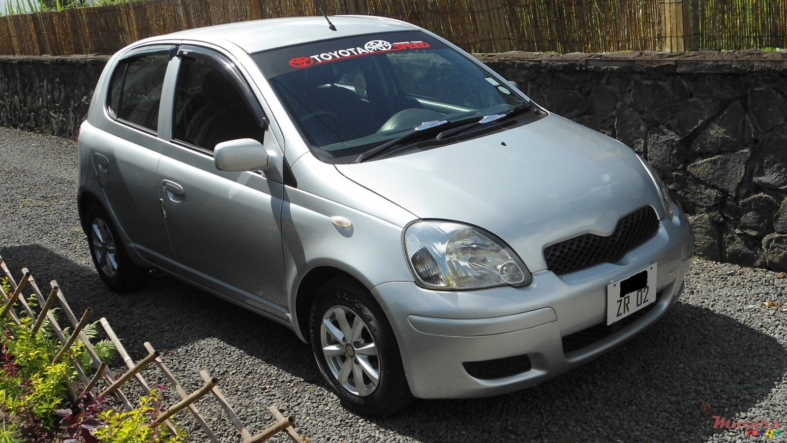 2002' Toyota Vitz photo #2