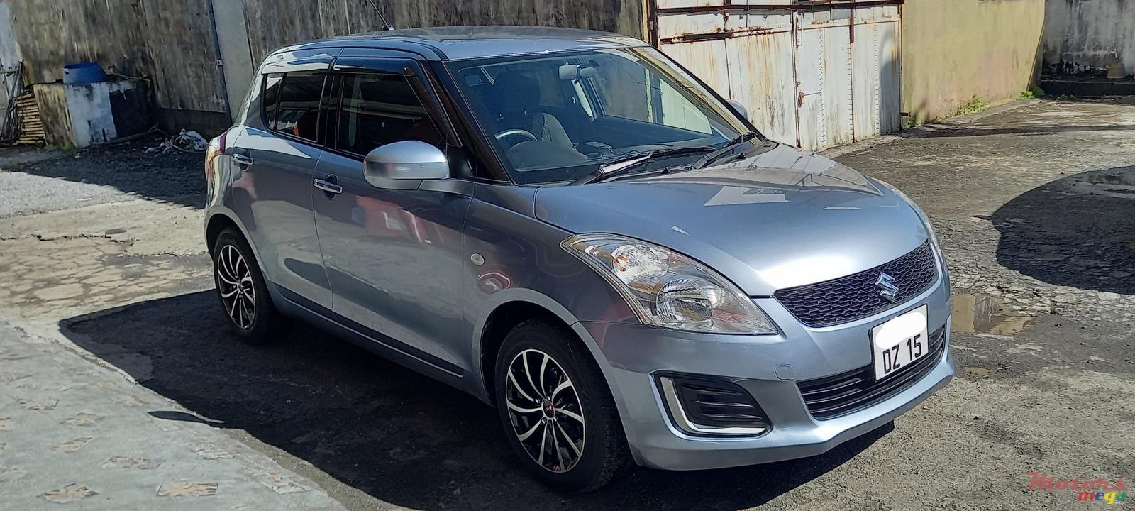 2015' Suzuki Swift photo #1