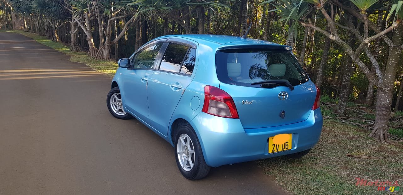 2006' Toyota Vitz photo #2