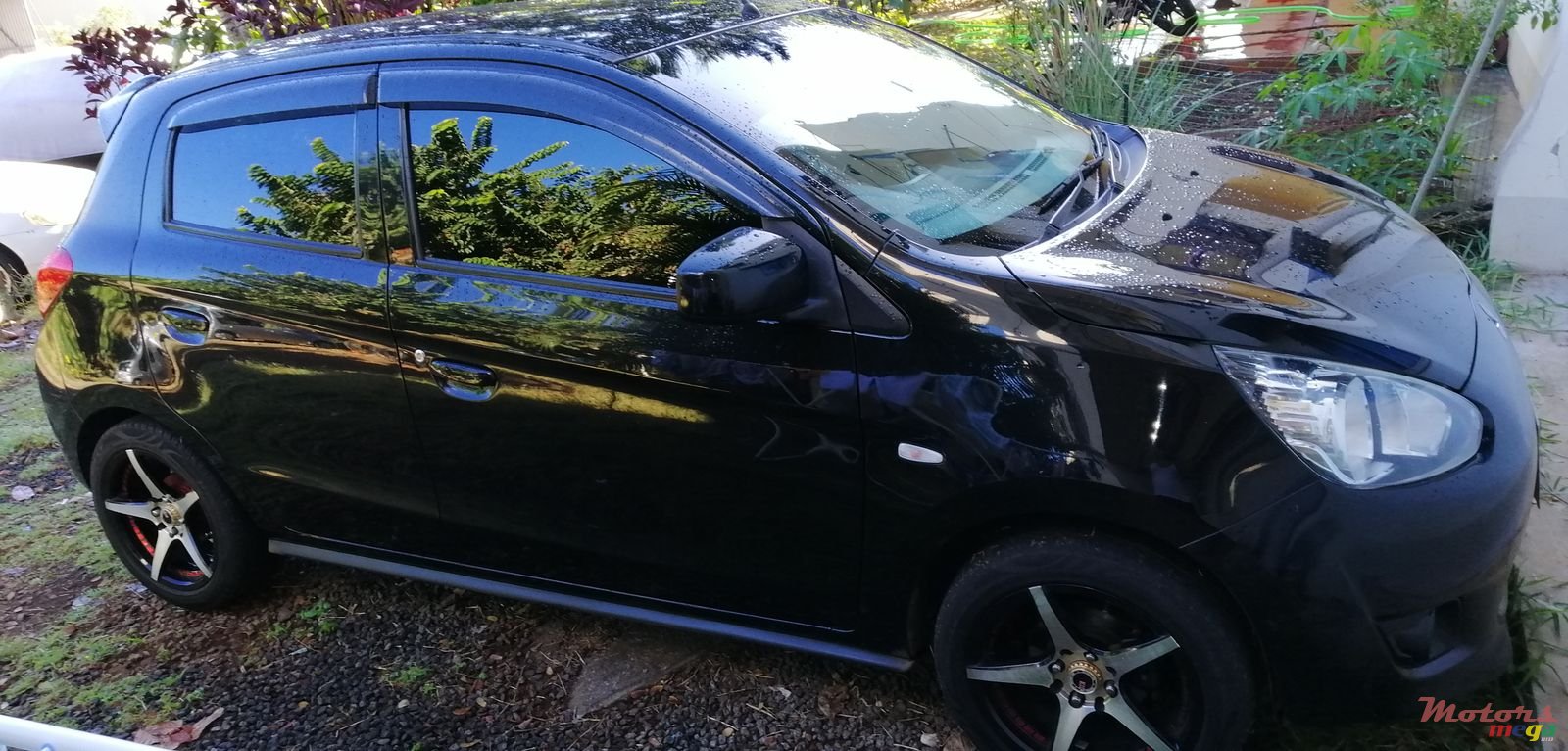 2013' Mitsubishi Mirage Hatchback photo #1