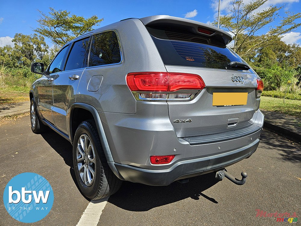 2016' Jeep Grand Cherokee photo #2