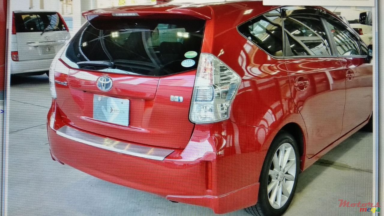 2015' Toyota Prius v photo #4