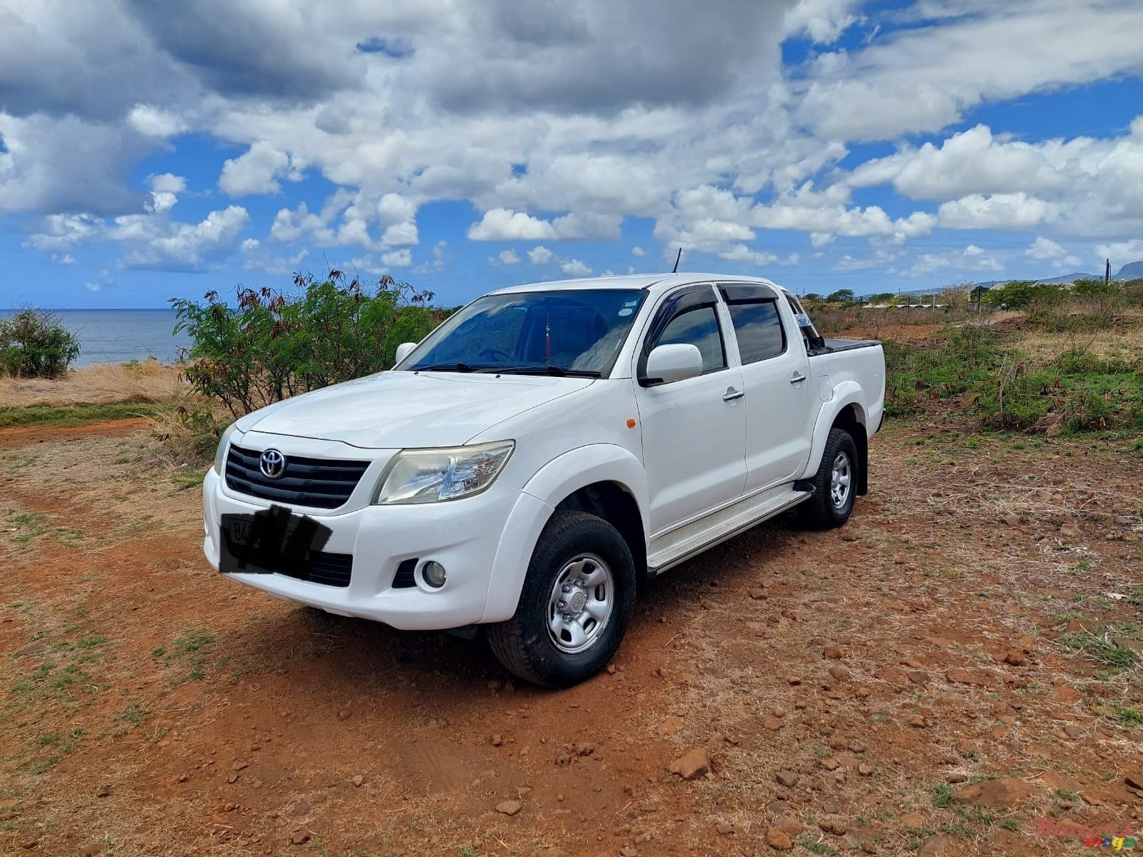 2015' Toyota Hilux photo #2