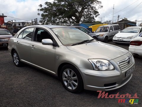 2004' Toyota Avensis photo #1