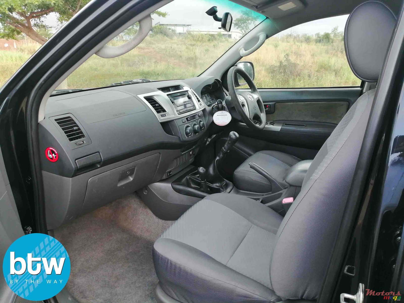 2013' Toyota Hilux 4X4 photo #3