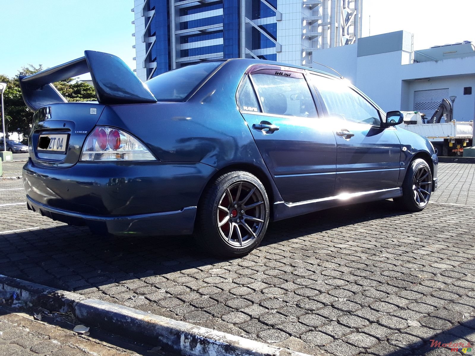 2004' Mitsubishi Lancer photo #3