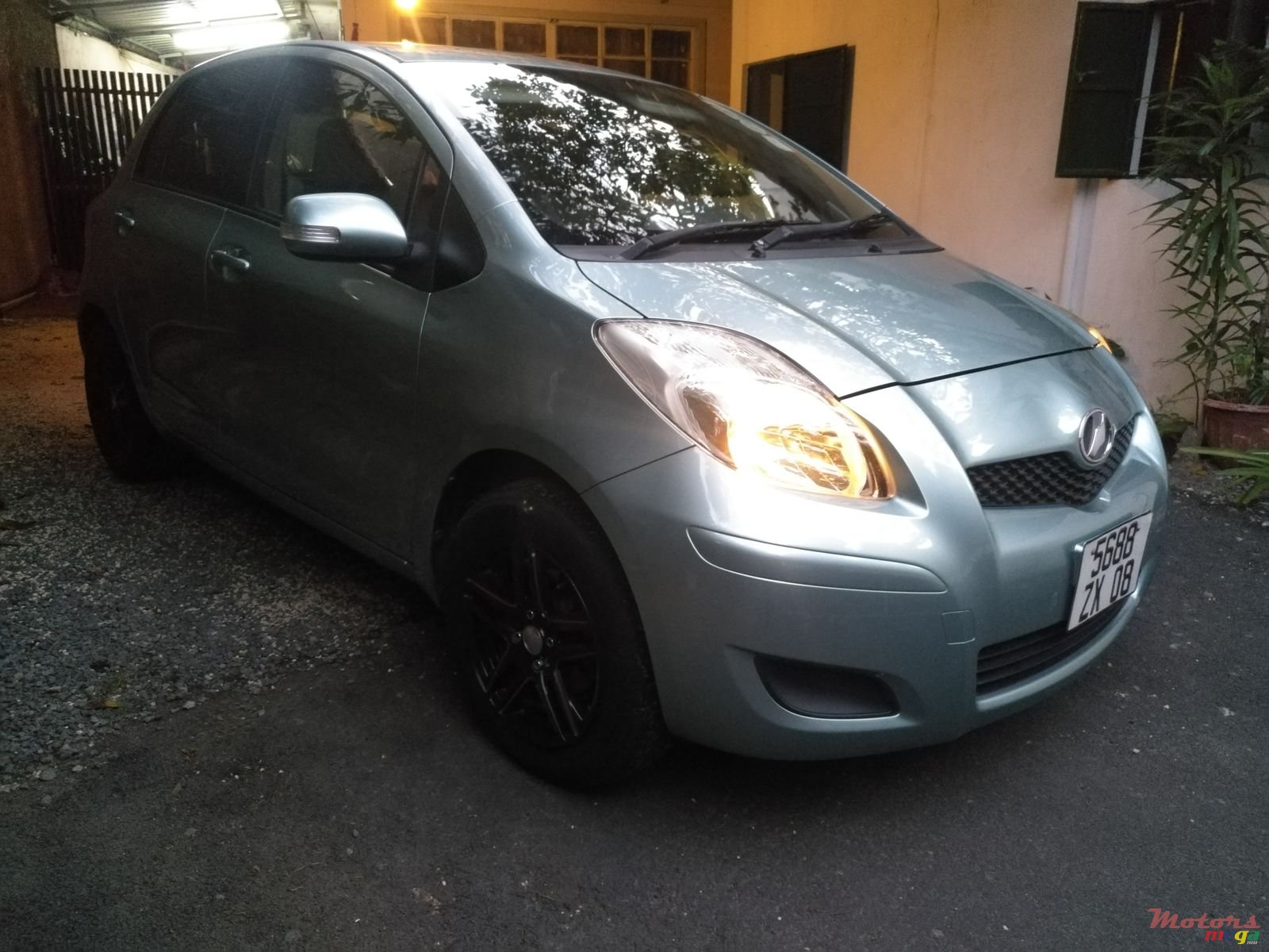 2008' Toyota Vitz photo #2