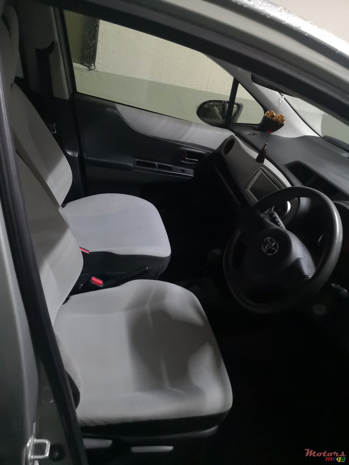 2013' Toyota Vitz photo #3