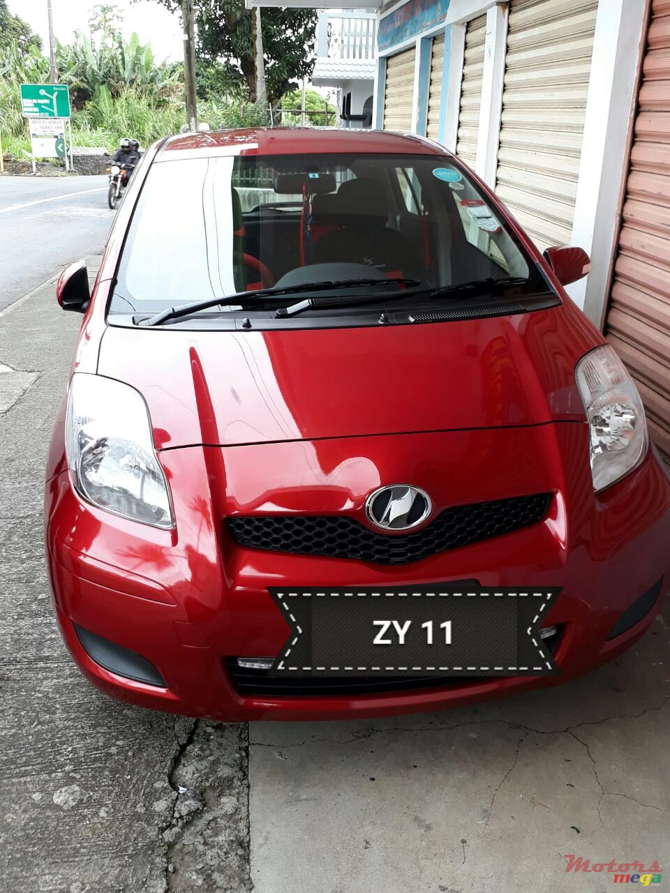 2011' Toyota Vitz photo #1