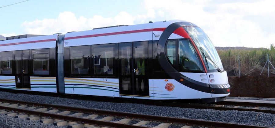 À Ebène : Collision entre une voiture et un tram du Metro Express
