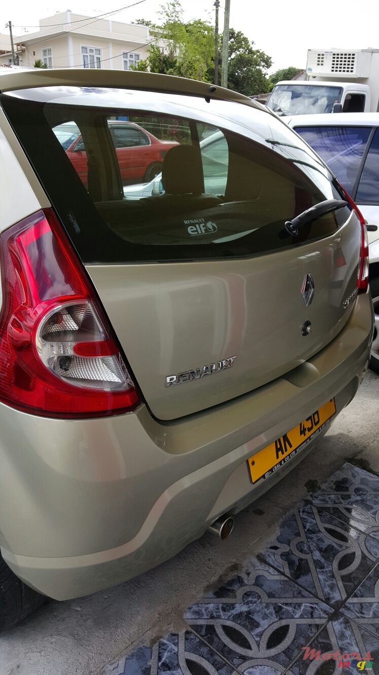 2010' Renault Sandero photo #1