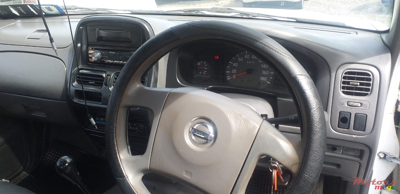 2010' Nissan Navara photo #4