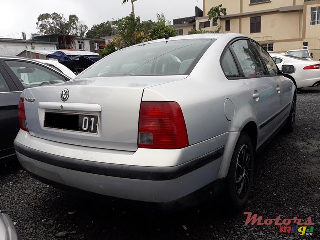 2001' Volkswagen Passat photo #5