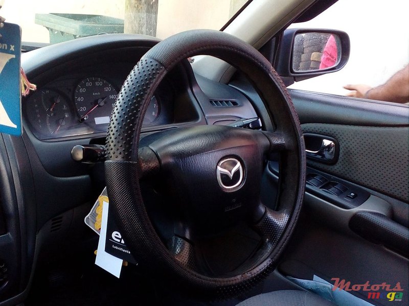 2001' Mazda 323 photo #2