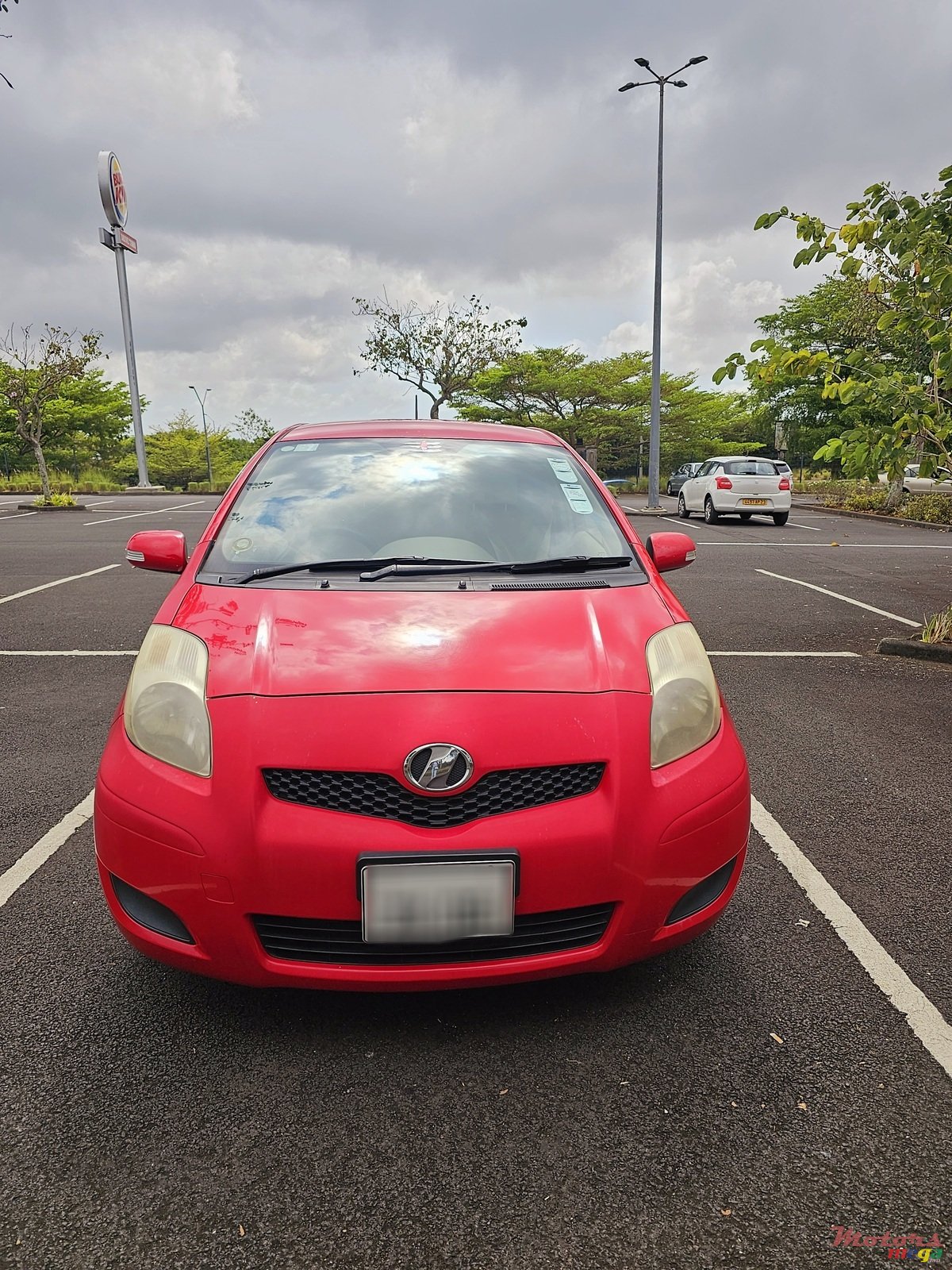 2009' Toyota Vitz photo #2
