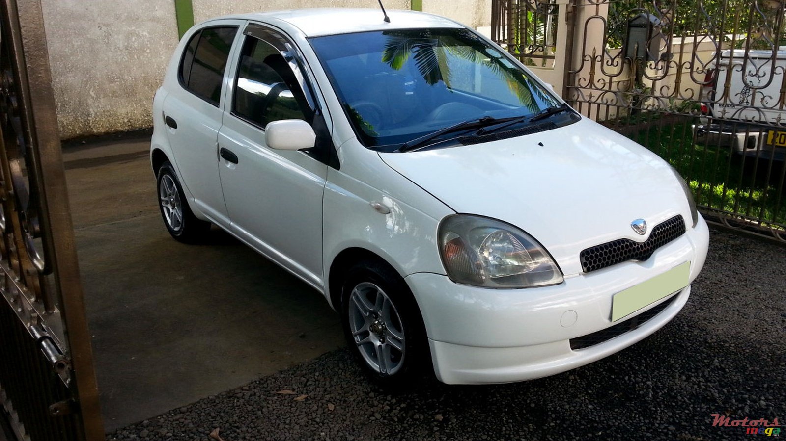1999' Toyota Vitz photo #1