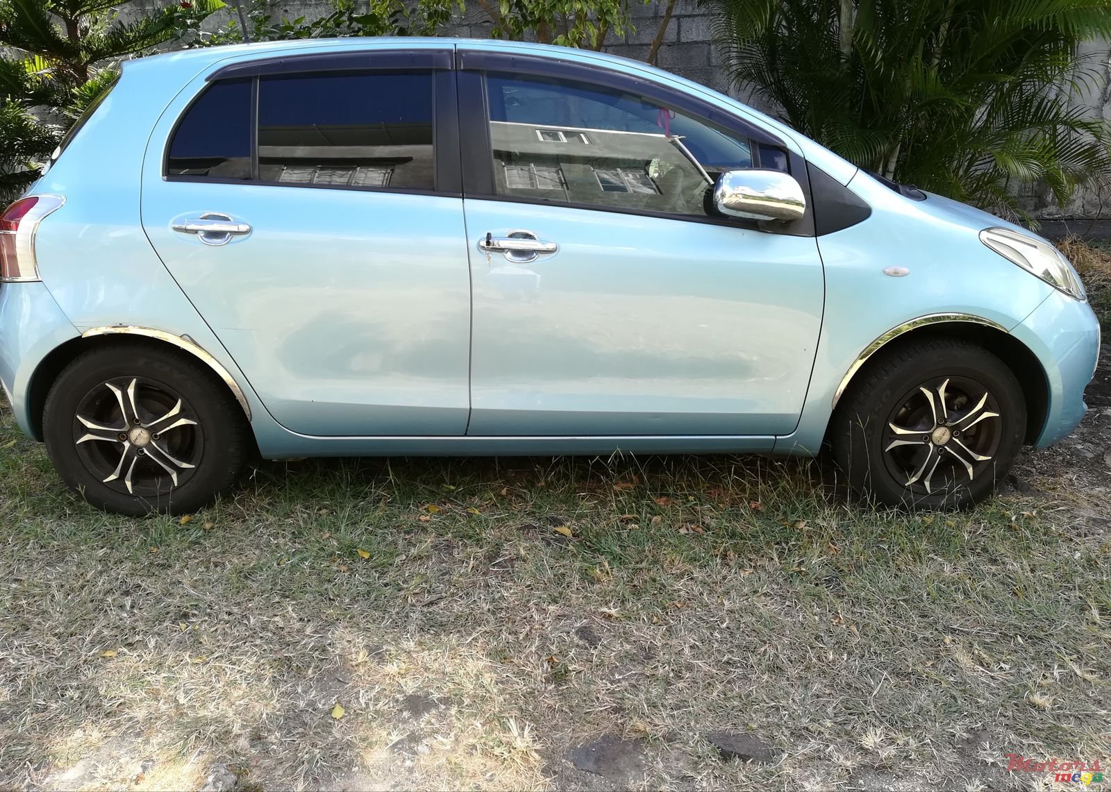 2007' Toyota Vitz photo #2