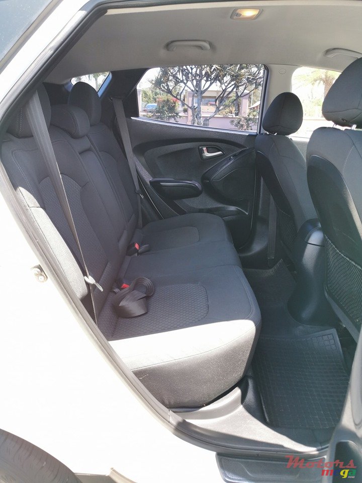 2011' Hyundai ix35 photo #6