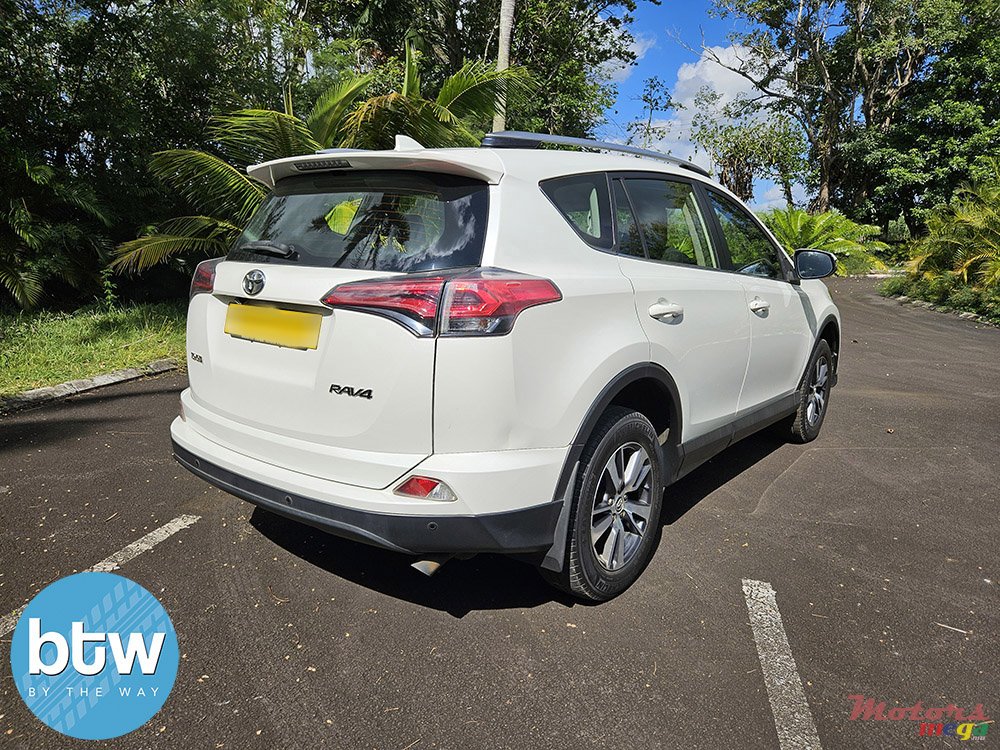 2018' Toyota RAV4 photo #4