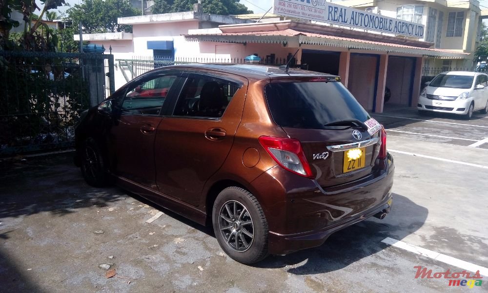 2011' Toyota Vitz photo #2